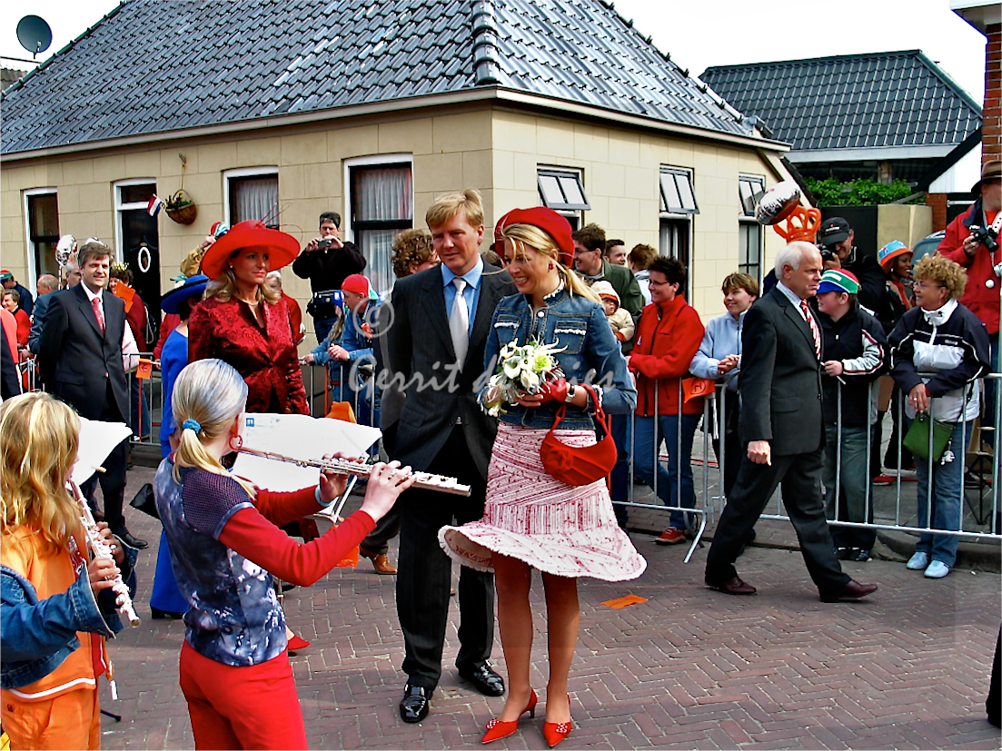 Maxima samen met prins Willem Alexander koninginnedag 2004 Warffum